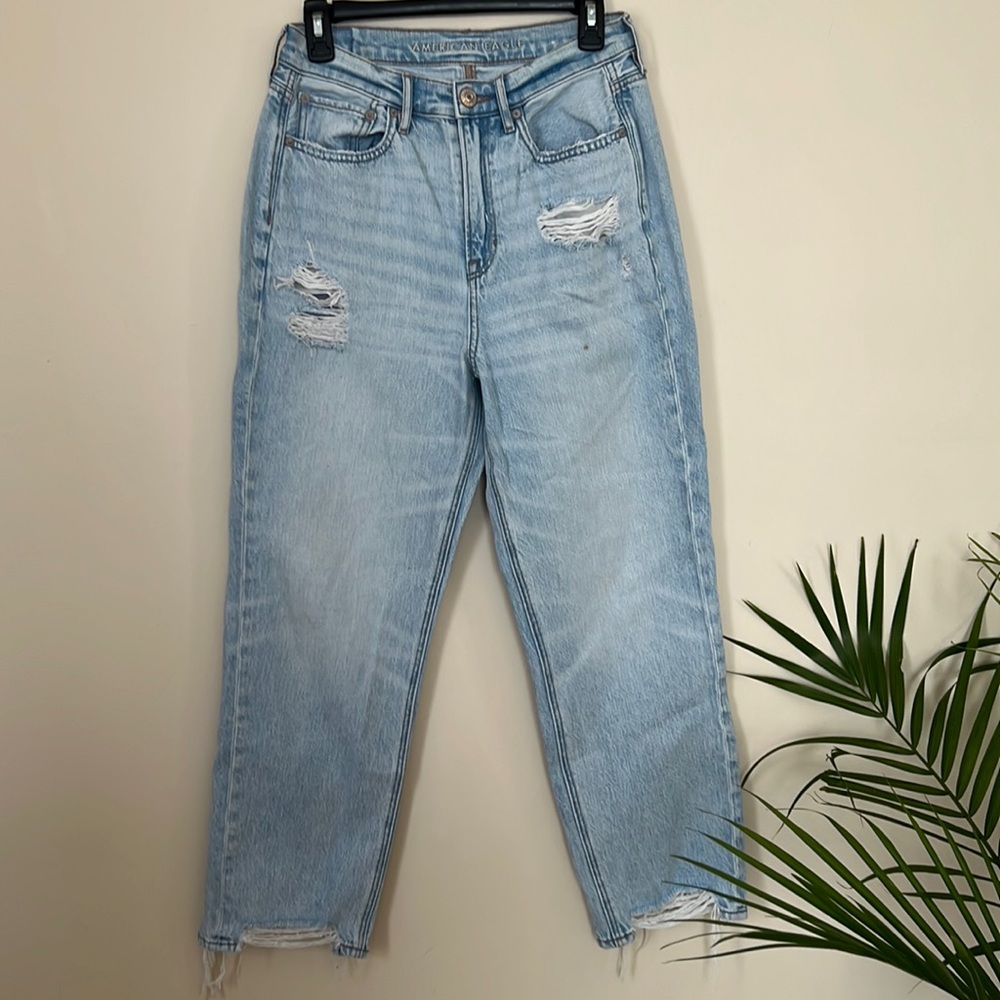 AMERICAN EAGLE Mom Jeans Light Wash Size 8
